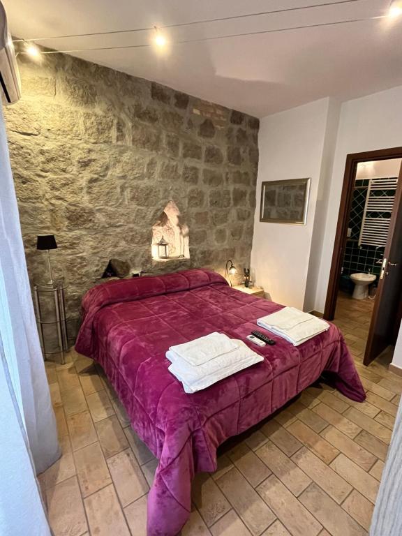 A bed or beds in a room at Medieval House