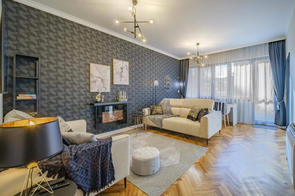 uma sala de estar com um sofá e uma lareira em GOLDEN BLACK em Burgas