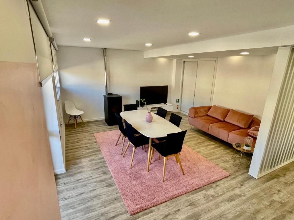 a living room with a table and a couch at StarMountainApartment in Seia