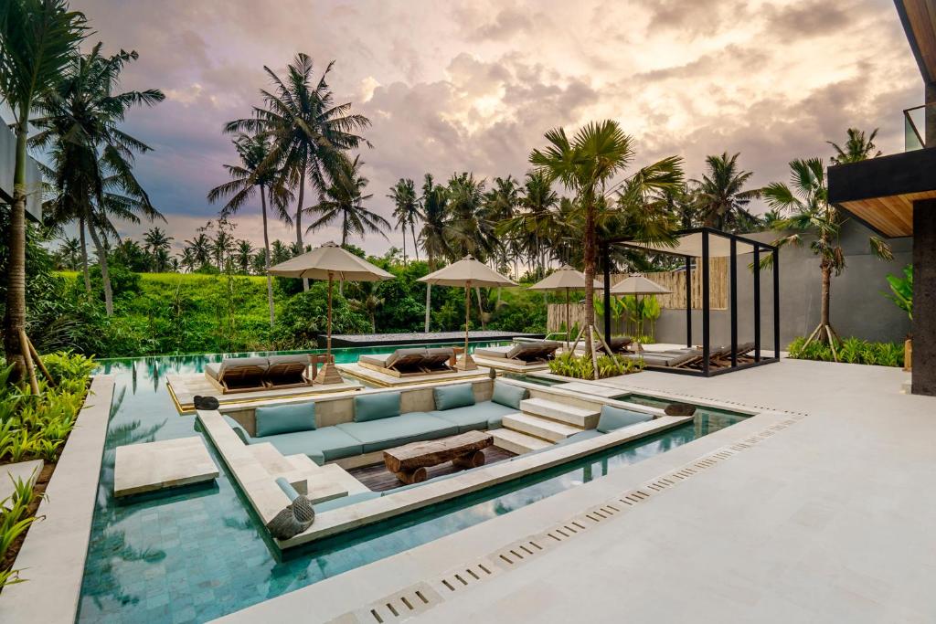 einen Infinity-Pool in einer Villa mit Palmen in der Unterkunft Villa Ahava by BaliSuperHost in Ubud