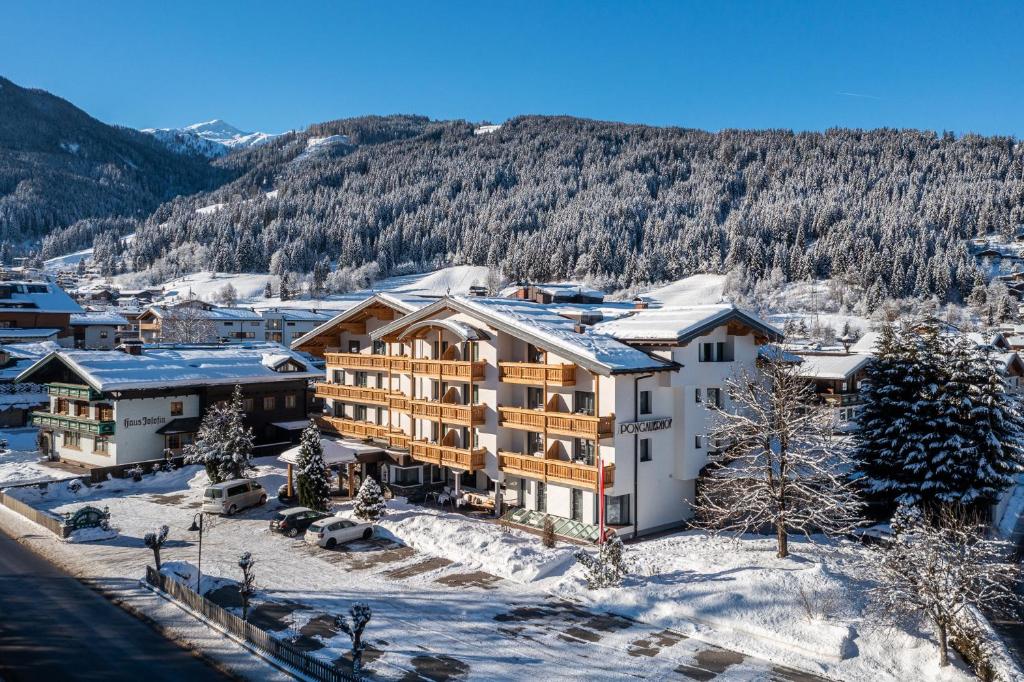 eine Luftansicht eines Resorts im Schnee in der Unterkunft Hotel Pongauerhof in Flachau