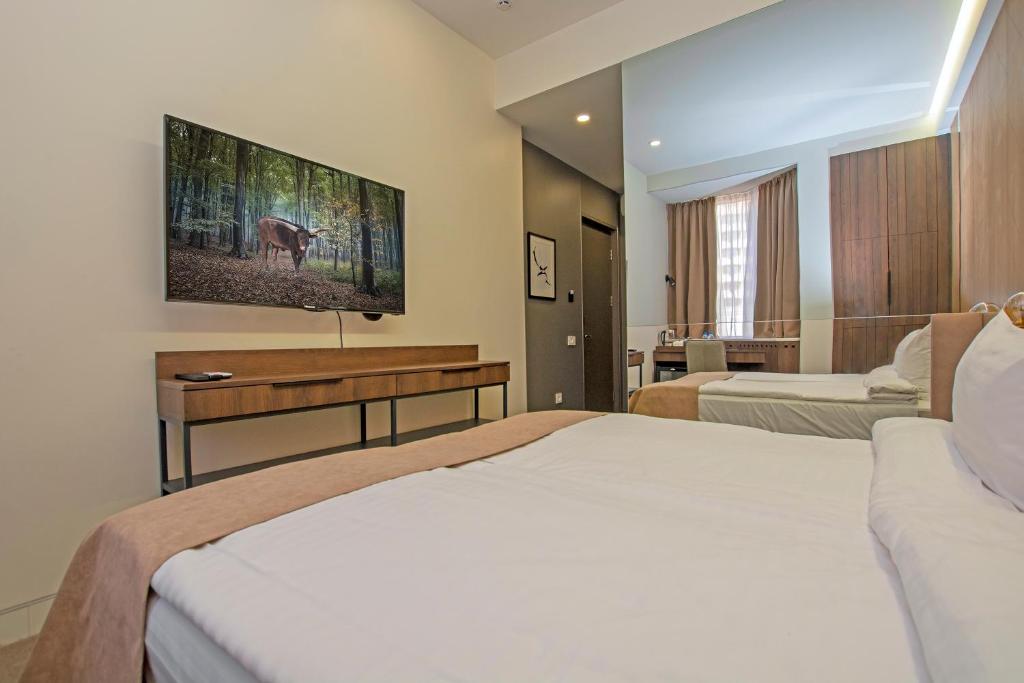 Postel nebo postele na pokoji v ubytování Cartez Hotel