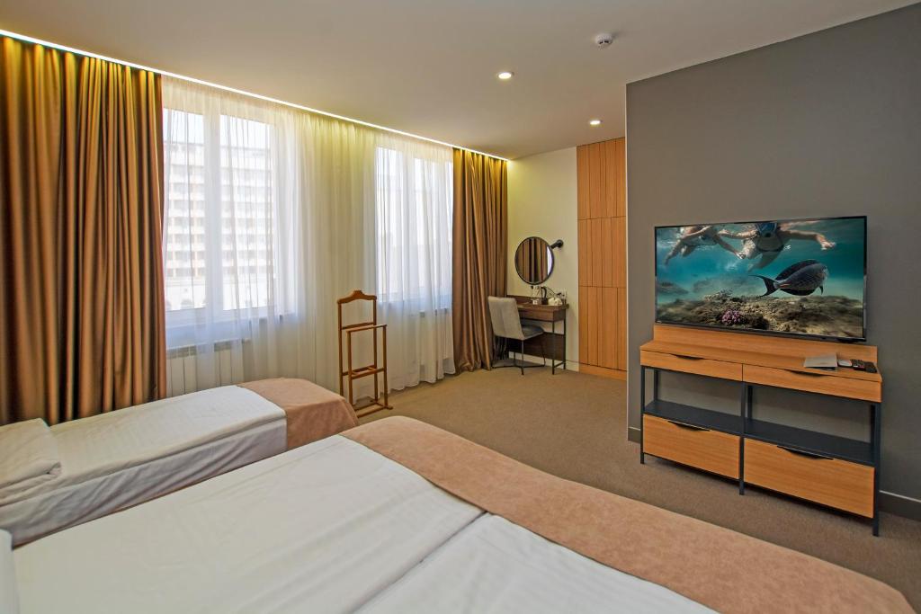 Postel nebo postele na pokoji v ubytování Cartez Hotel