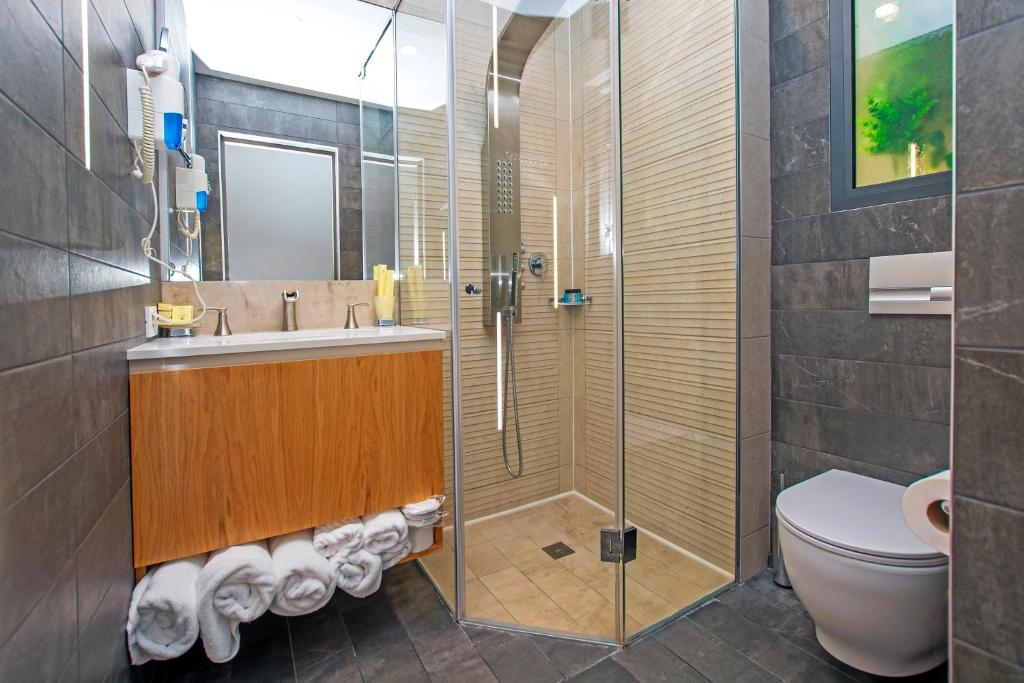 Koupelna v ubytování Cartez Hotel