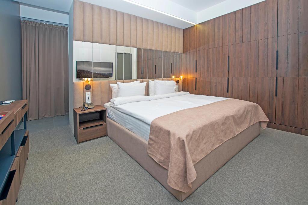 Postel nebo postele na pokoji v ubytování Cartez Hotel