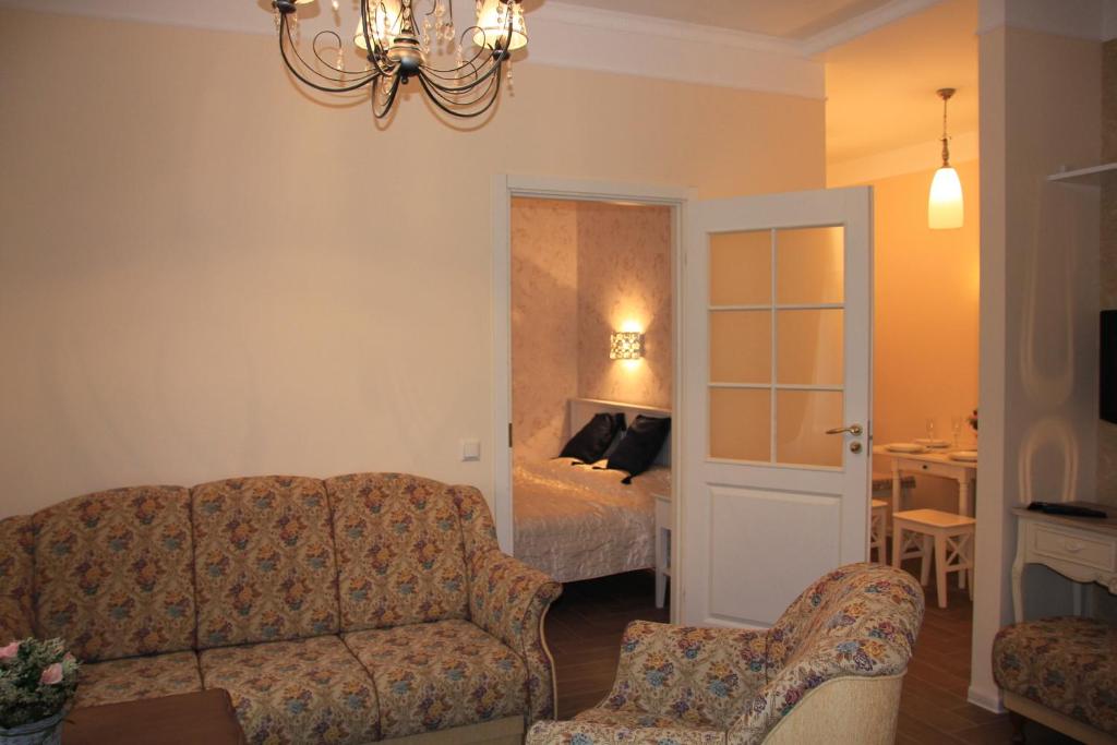 uma sala de estar com um sofá e uma cama em Vilnius Symphony Apartments em Vilnius