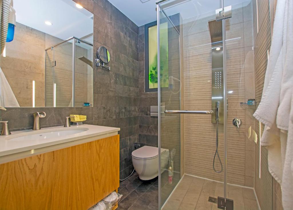 Koupelna v ubytování Cartez Hotel