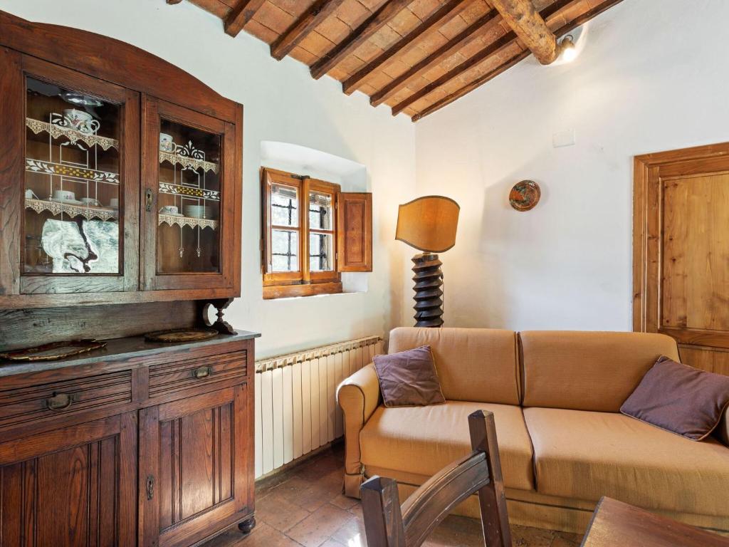 un soggiorno con divano e armadio di Belvilla by OYO Bellosguardo a Cortona