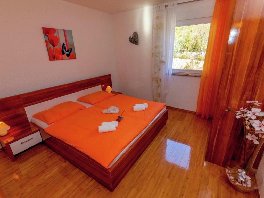 Postel nebo postele na pokoji v ubytování Apartment in Dramalj for 4 Person