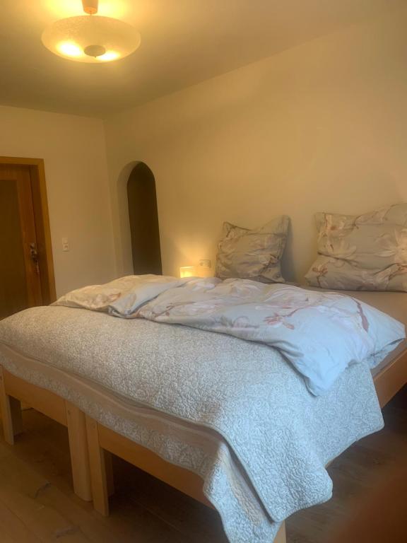 Postel nebo postele na pokoji v ubytování Familienpension Obere Juchhe, Ferienwohnung und Zimmer