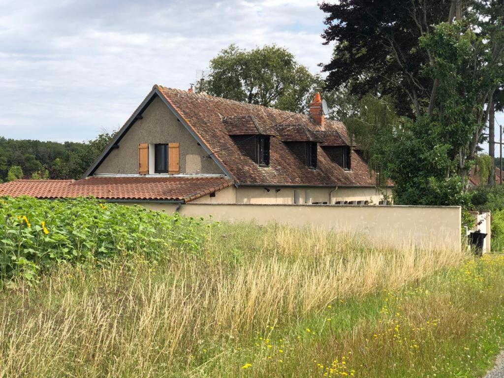 una vecchia casa in un campo vicino a una recinzione di Quinta a Argy