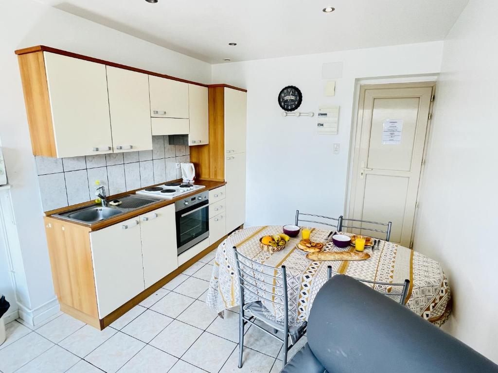 Residence Louis Place du Marche - One-Bedroom Apartment