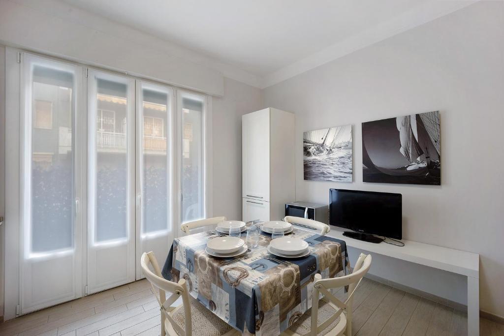 A television and/or entertainment centre at Victoria Apartments Acquarius