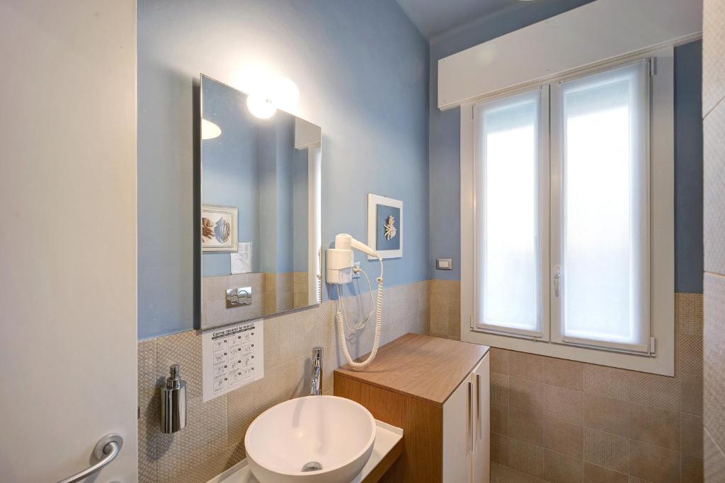 A bathroom at Victoria Apartments Acquarius