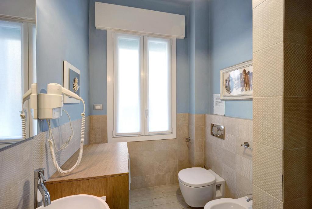 A bathroom at Victoria Apartments Acquarius