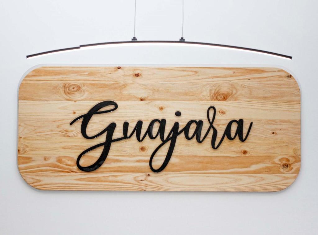 un panneau en bois avec le mot gazania suspendu dans l'établissement Guajara, à La Laguna