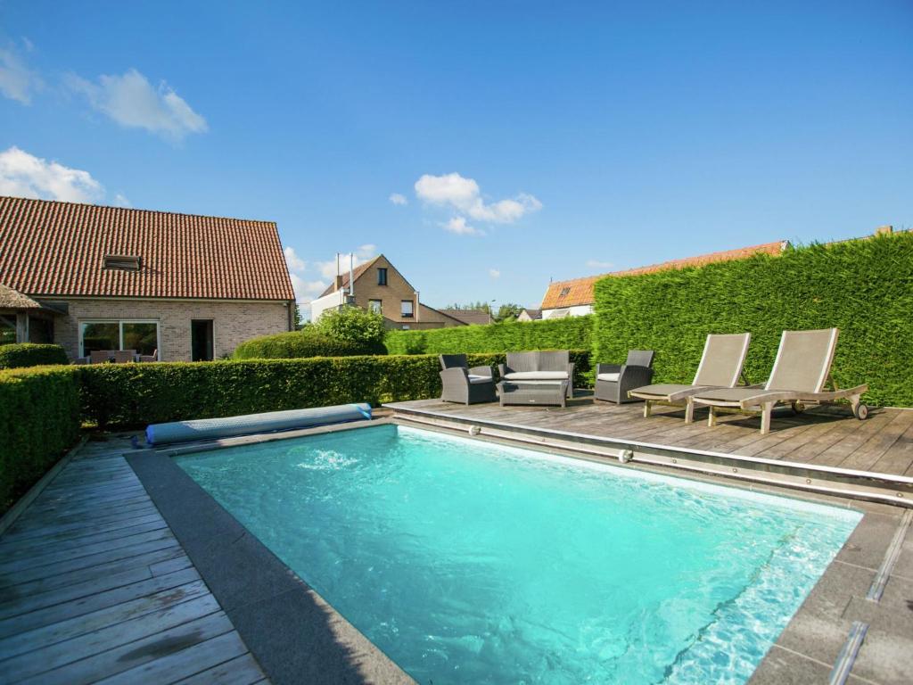 basen z 2 leżakami i dom w obiekcie Classy Holiday Home in Aartrijke with Private Swimming Pool w mieście Aartrijke