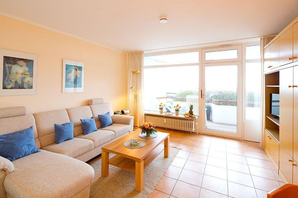 sala de estar con sofá y mesa en Ferienwohnung-111-im-Berliner-Hof, en Scharbeutz