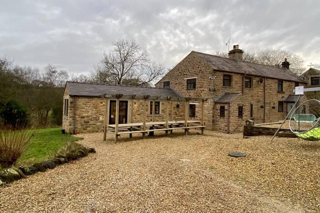 Gallery image of A Hidden Gem - Farmhouse with Hot Tub & Games Room in Great Rowsley
