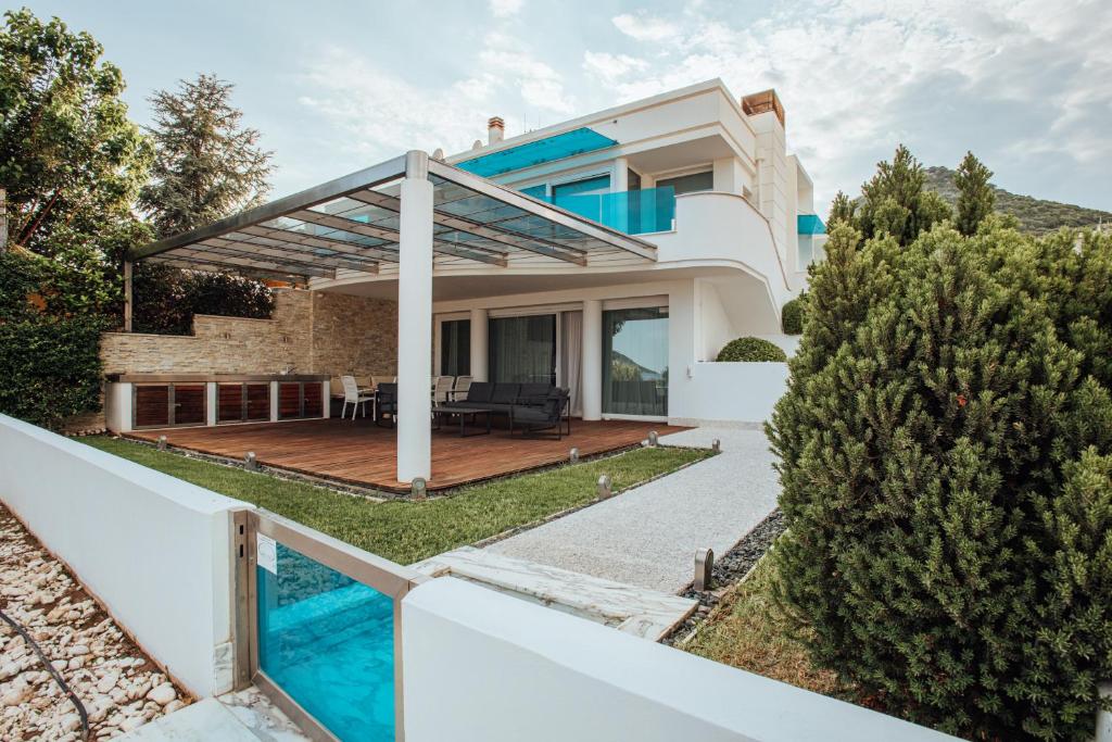 een villa met een zwembad en een huis bij Sapphire Luxury Villa in Iraklitsa