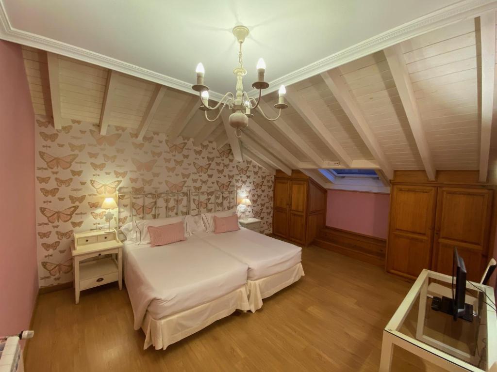 Postel nebo postele na pokoji v ubytování Posada El Corcal de Liébana