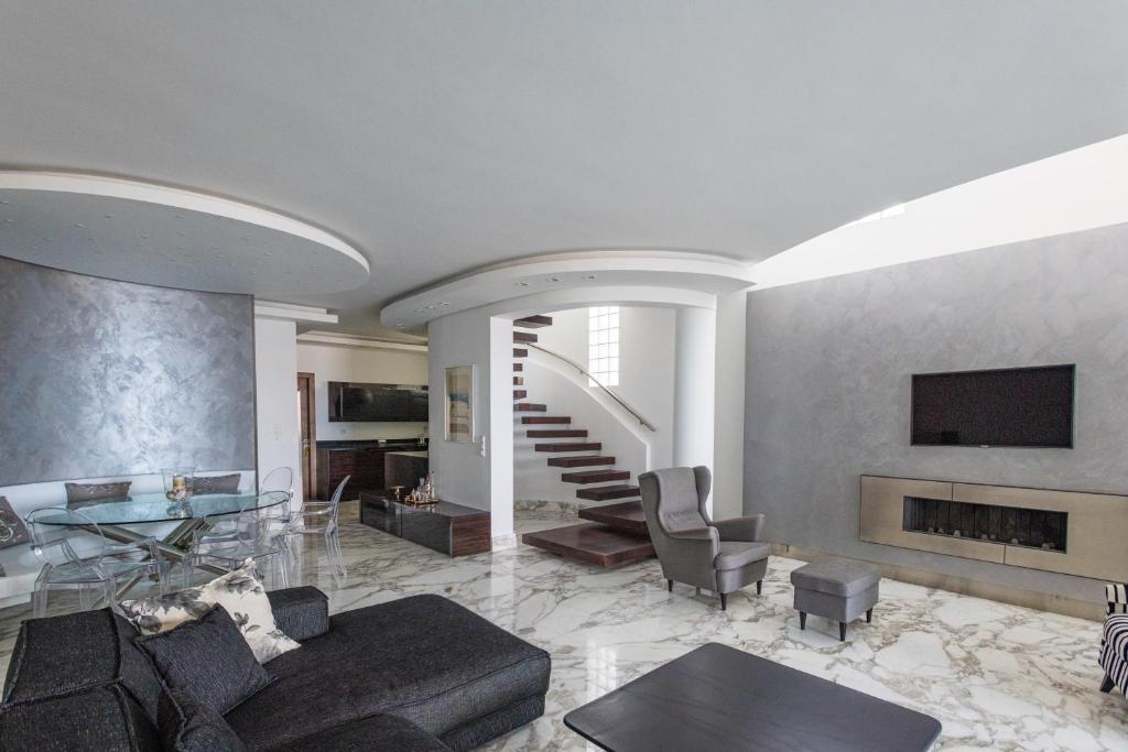 Televízia a/alebo spoločenská miestnosť v ubytovaní Sapphire Luxury Villa