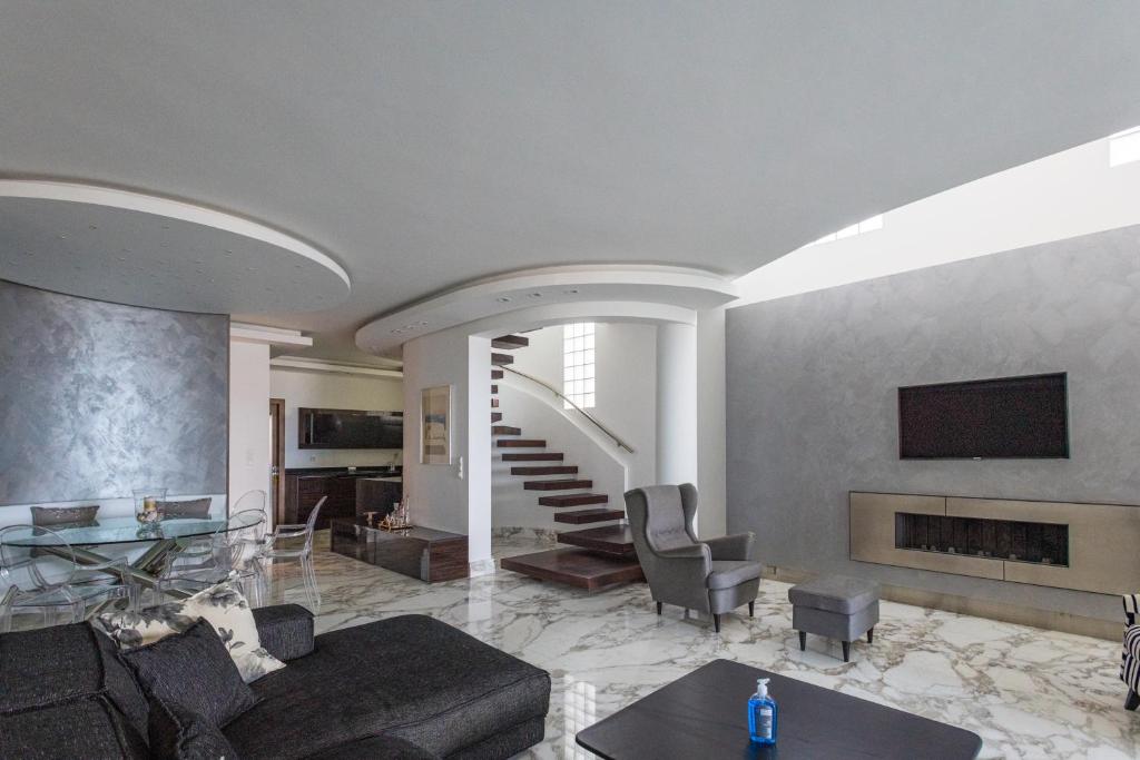 Televízia a/alebo spoločenská miestnosť v ubytovaní Sapphire Luxury Villa