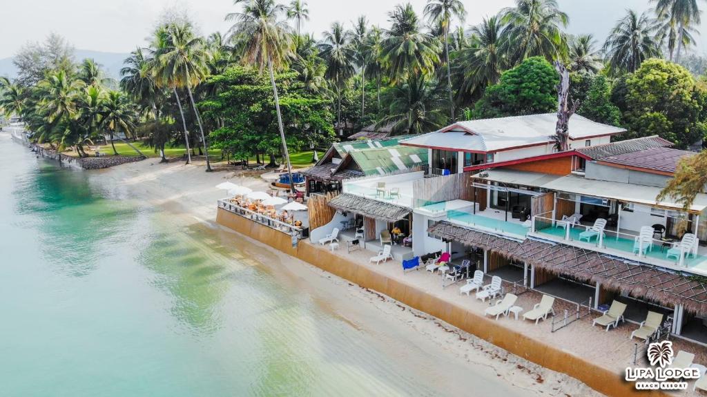una vista aerea di un resort su una spiaggia di Lipa Lodge Beach Resort a Lipa Noi