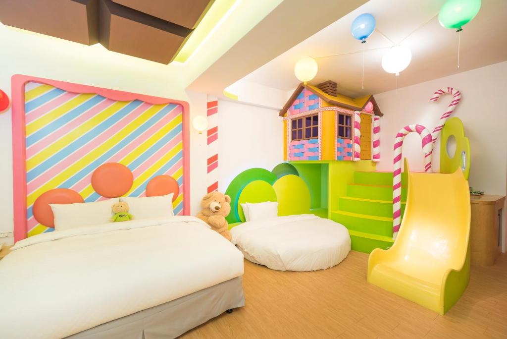 花蓮市的住宿－彤話故事親子主題民宿，一间儿童卧室,配有两张床和玩具屋