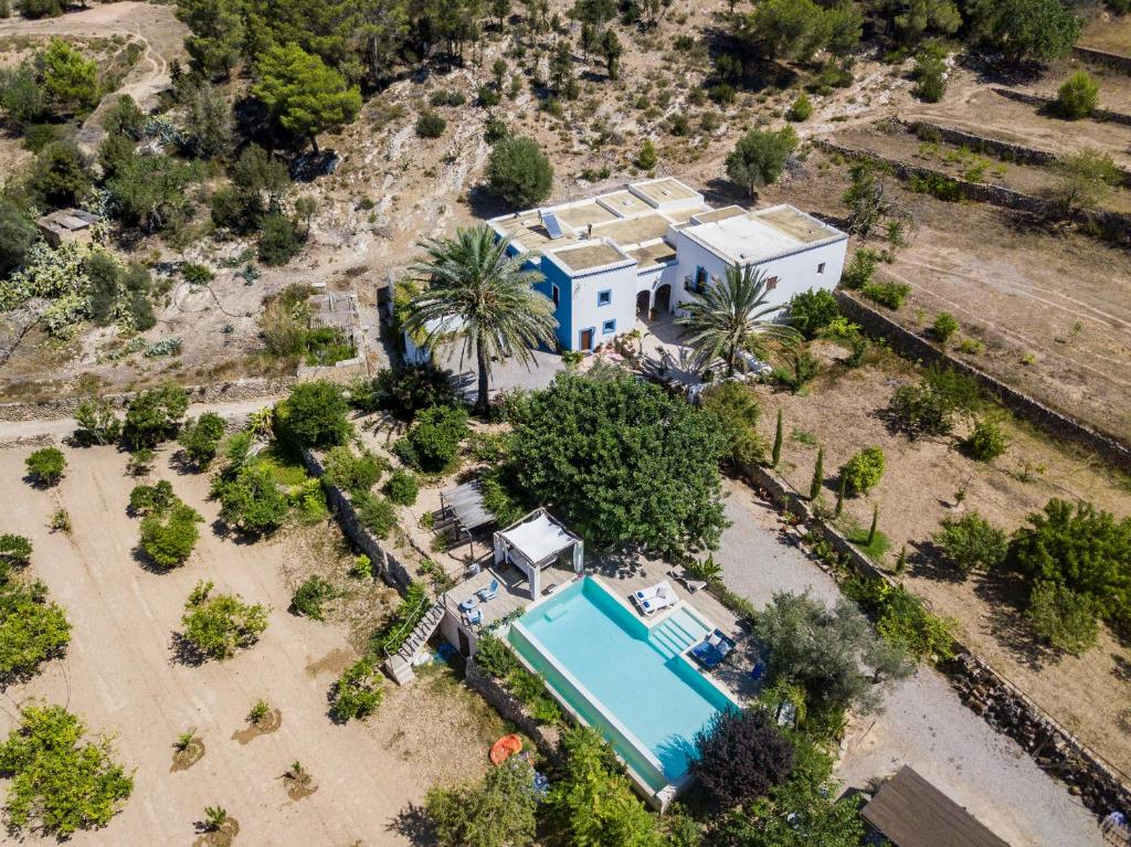 vista aerea di una casa con piscina di Casa ibicenca Can Chinchó a San Jose de sa Talaia