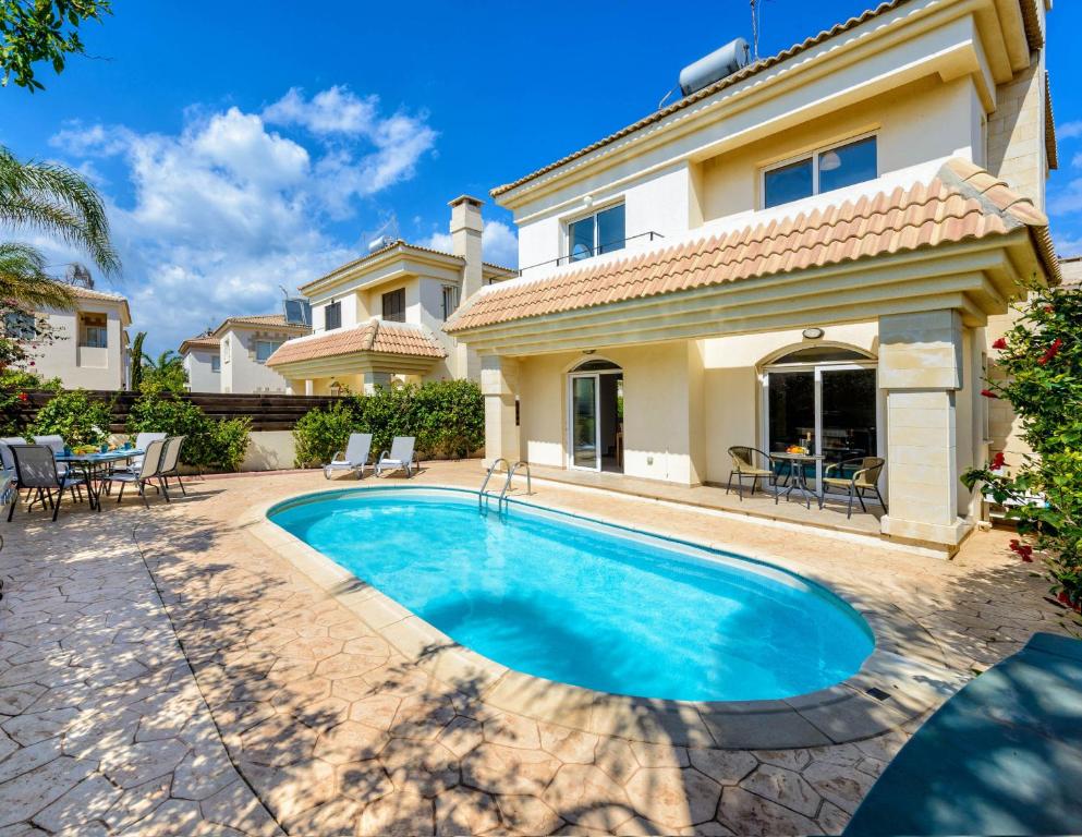 ein Pool vor einem Haus in der Unterkunft Villa Oscar in Protaras