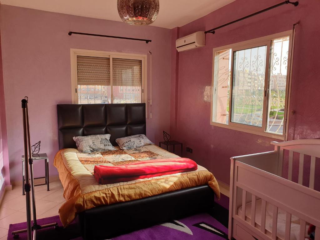 um quarto com uma cama com uma cabeceira em couro preto em Appartement al fadl em Marrakech