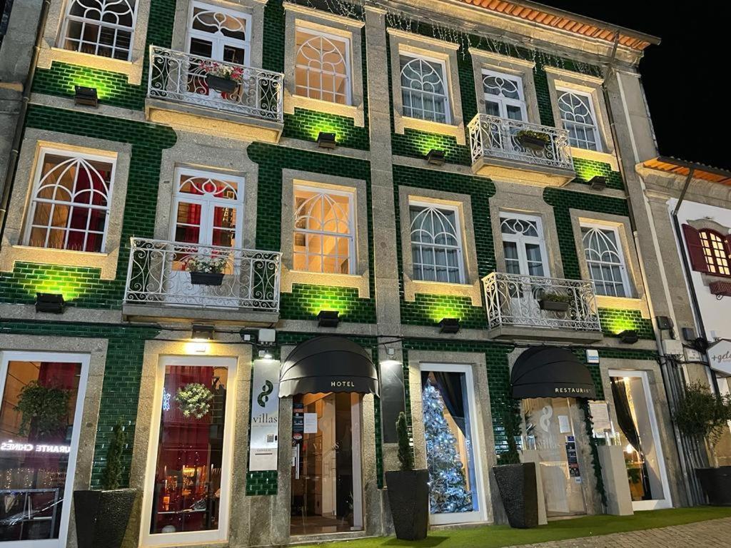 un edificio con un montón de ventanas en una calle en 8 VILLAS Hotel en Santo Tirso