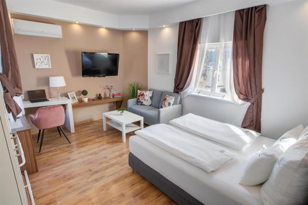 ブダペストにあるPremium Studio Szervita Squareのベッドルーム1室(ベッド1台、椅子、デスク付)