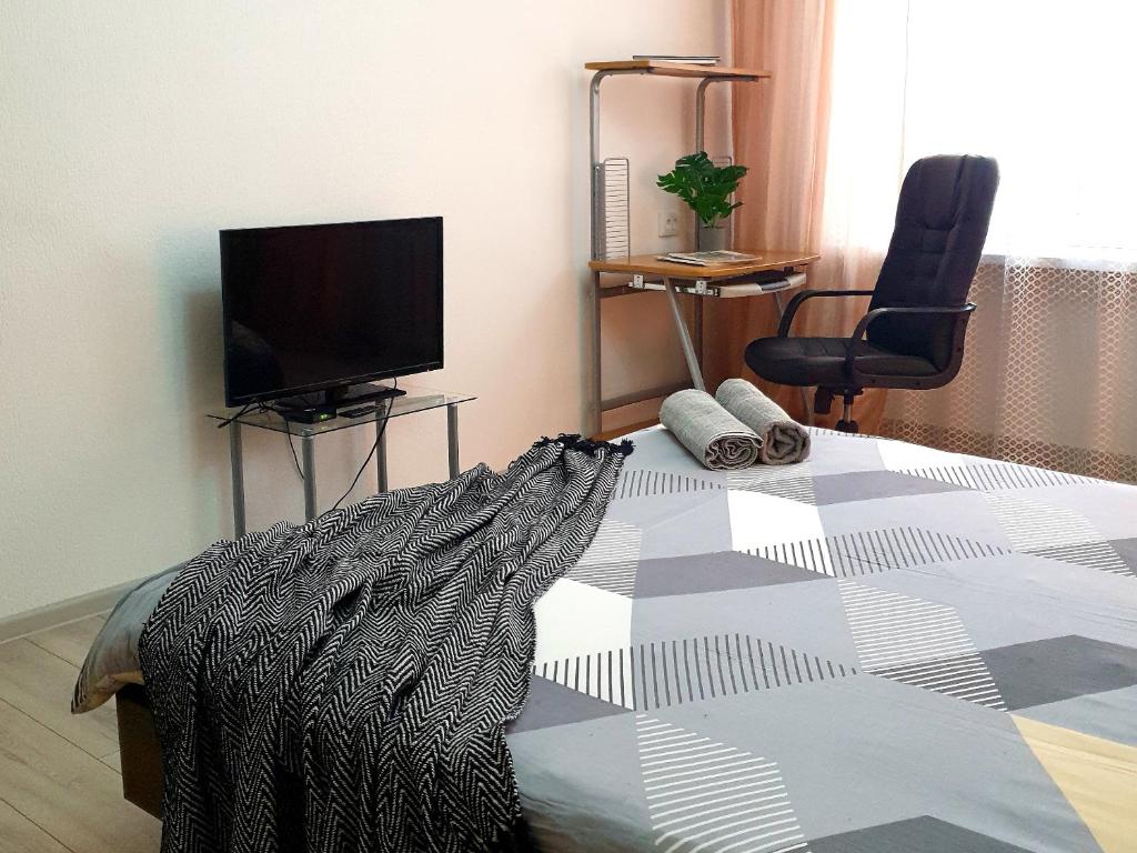 uma sala de estar com uma mesa e uma televisão em Nice2GreetYou em Chernivtsi