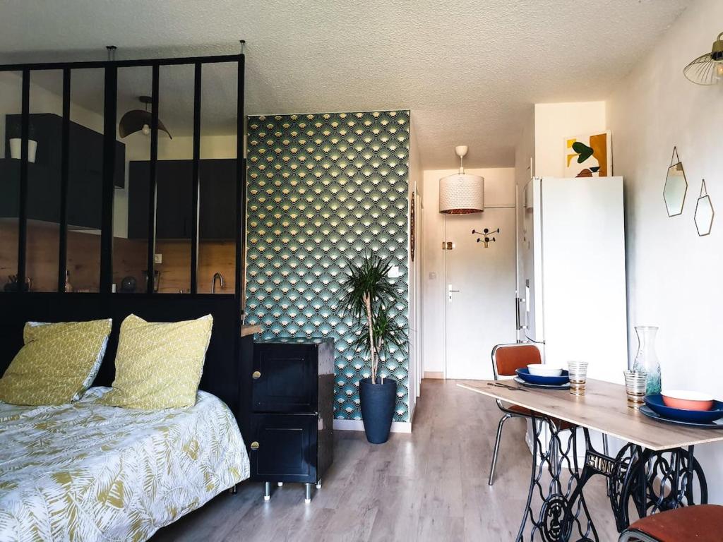 une chambre avec un lit, un bureau et une table dans l'établissement STUDIO ÉLÉGANT & MODERNE - ENTRE LAVANDE ET GORGES DU VERDON, à Gréoux-les-Bains