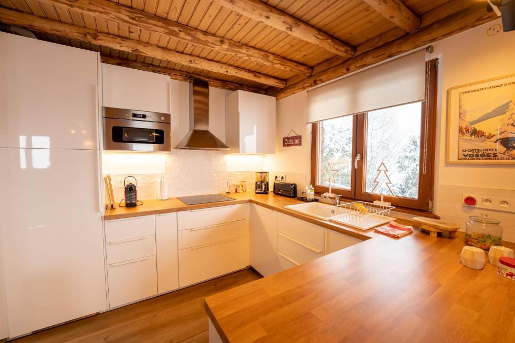 Kuchyň nebo kuchyňský kout v ubytování Le Bois des Neiges Charmant chalet authentique à 5 mn de Gérardmer
