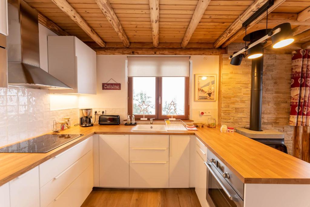 Kuchyň nebo kuchyňský kout v ubytování Le Bois des Neiges Charmant chalet authentique à 5 mn de Gérardmer