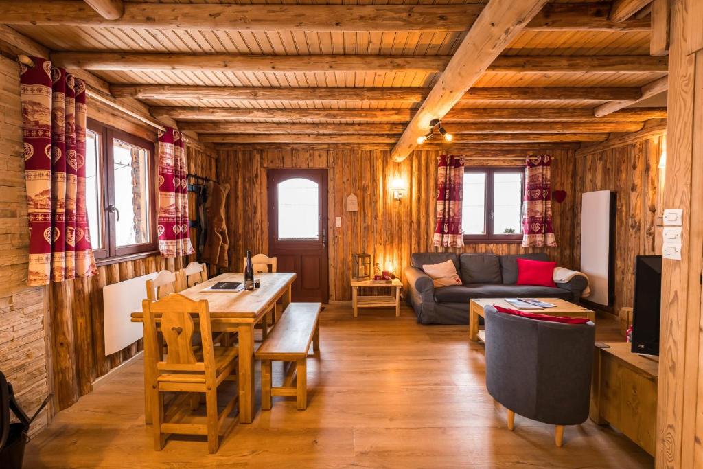 Posezení v ubytování Le Bois des Neiges Charmant chalet authentique à 5 mn de Gérardmer