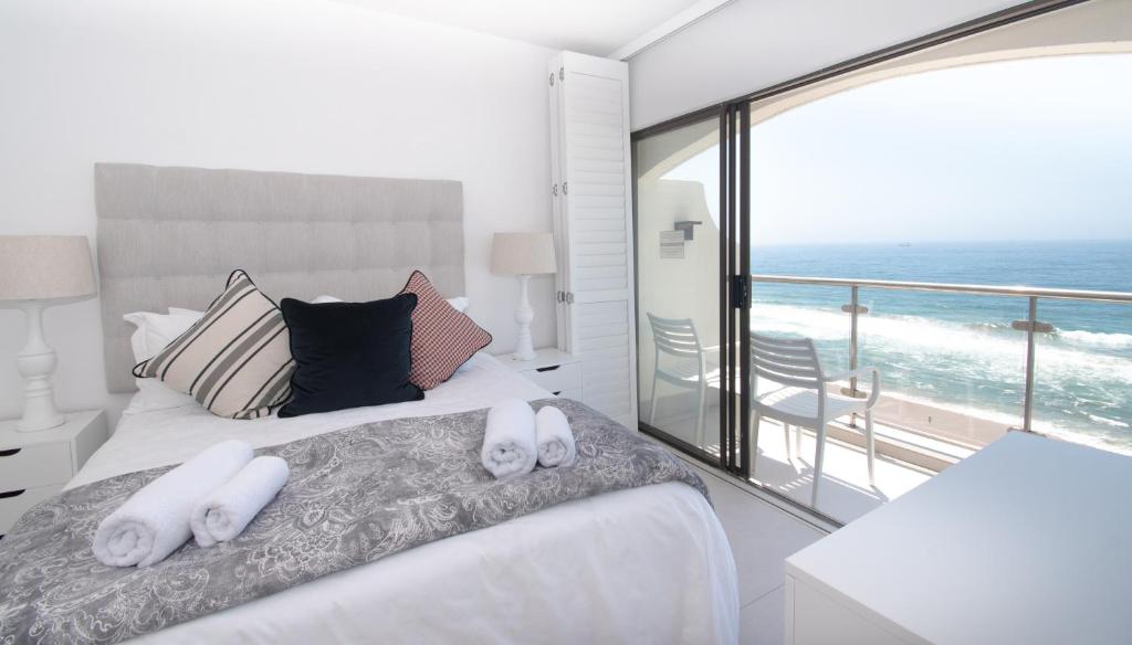 um quarto com uma cama e vista para o oceano em 1002 Bermudas - by Stay in Umhlanga em Durban