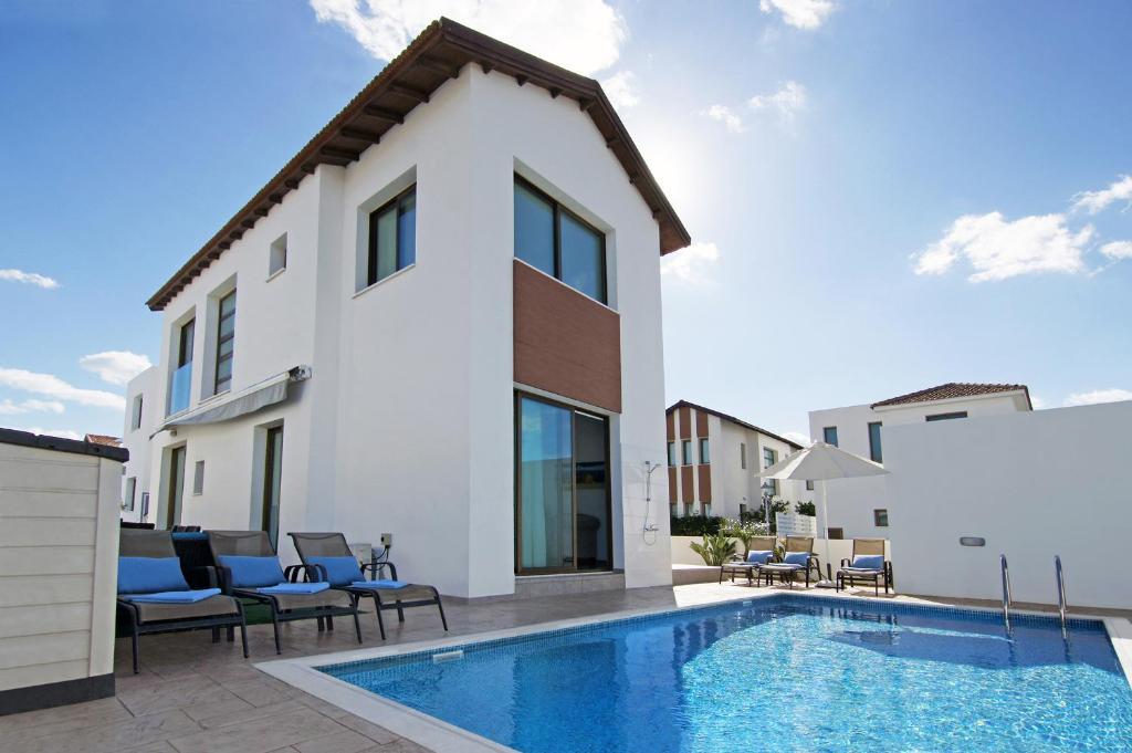 eine Villa mit einem Pool und einem Haus in der Unterkunft Villa Calliopi in Protaras