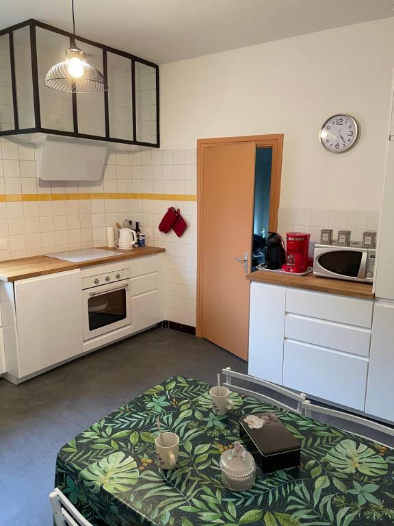 Кухня или кухненски бокс в appartement à Tarascon sur Ariège le Sabart