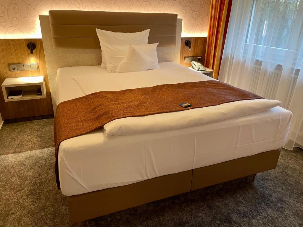 Postel nebo postele na pokoji v ubytování Hotel Merkur