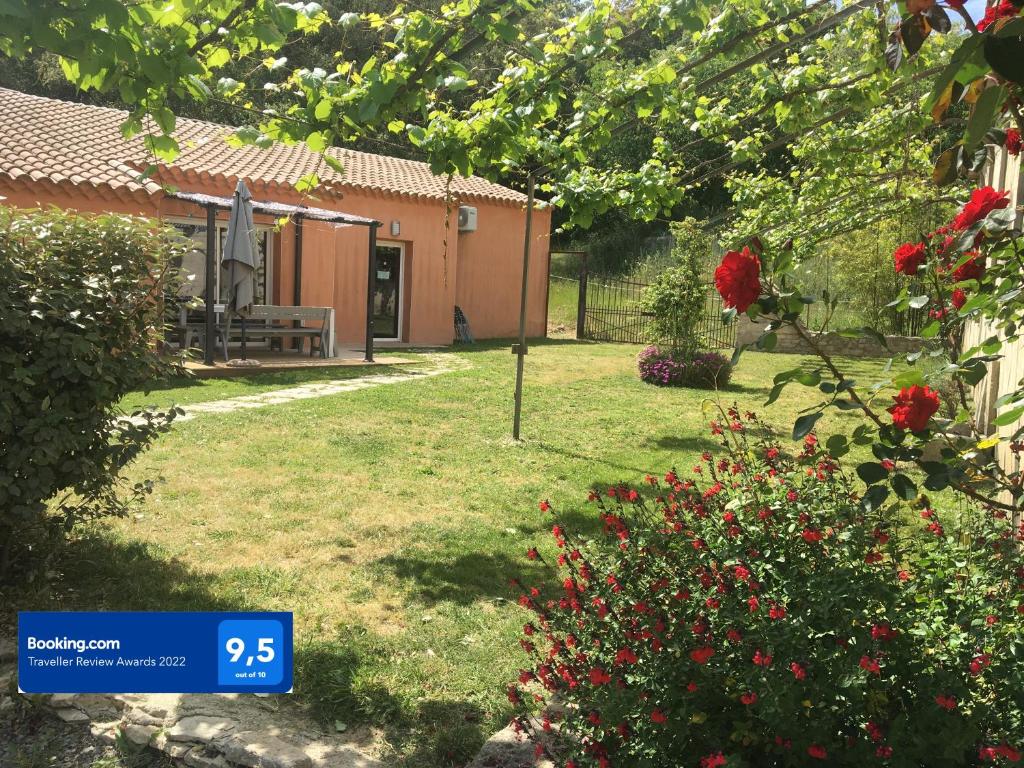 une maison avec une cour fleurie devant elle dans l'établissement Gite Sainte Octime, à Sardan