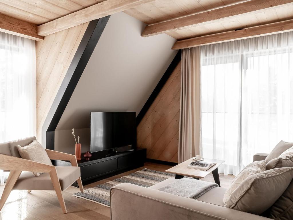 Televízia a/alebo spoločenská miestnosť v ubytovaní Villa T Apartments & SPA