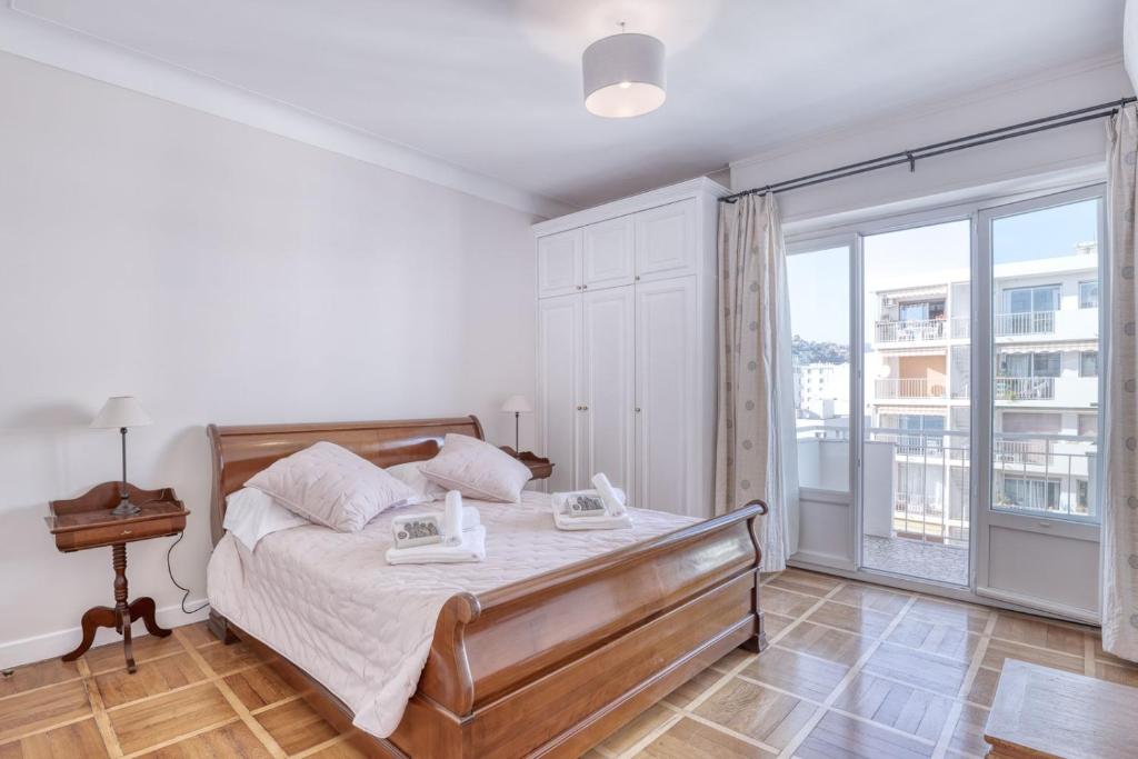 1 dormitorio con cama y ventana grande en Horizon Blue Lux Apartment, en Niza