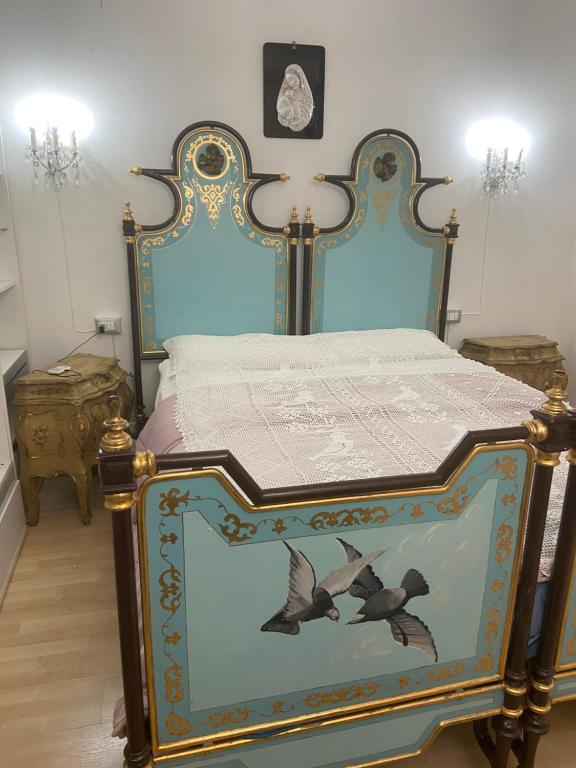 ein Schlafzimmer mit einem Bett mit bemalten Vögeln in der Unterkunft appartamento perugia in Perugia