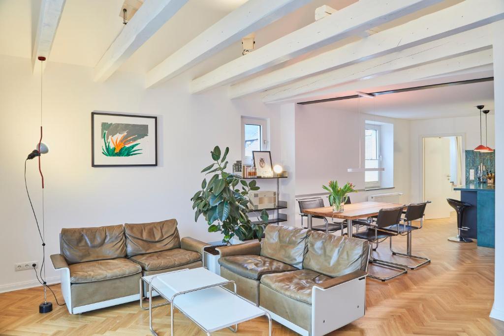 a living room with a couch and a table at Klimatisierte Wohnung mit großer Terrasse in Deidesheim