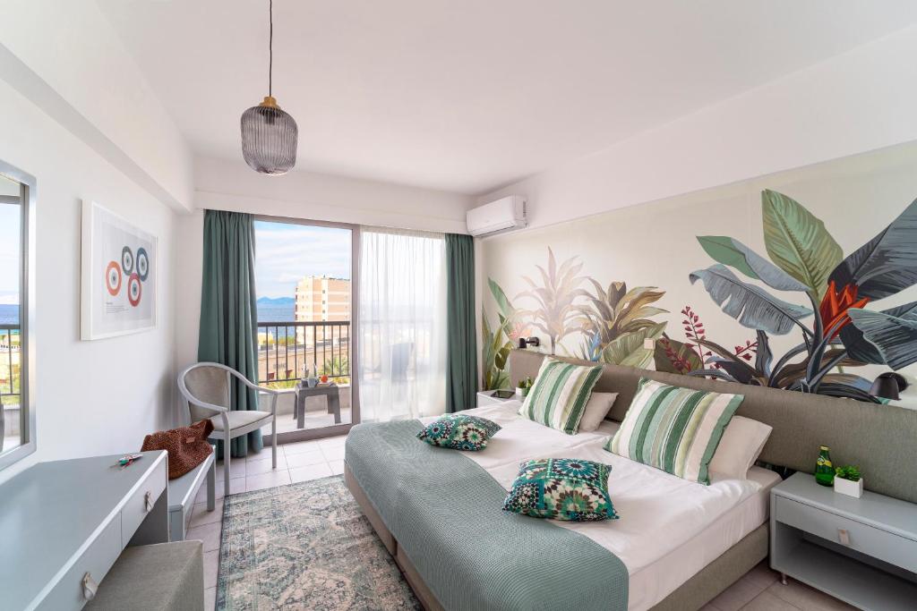 - une chambre avec un lit et une grande fenêtre dans l'établissement STAY Rhodes Hotel, à Rhodes