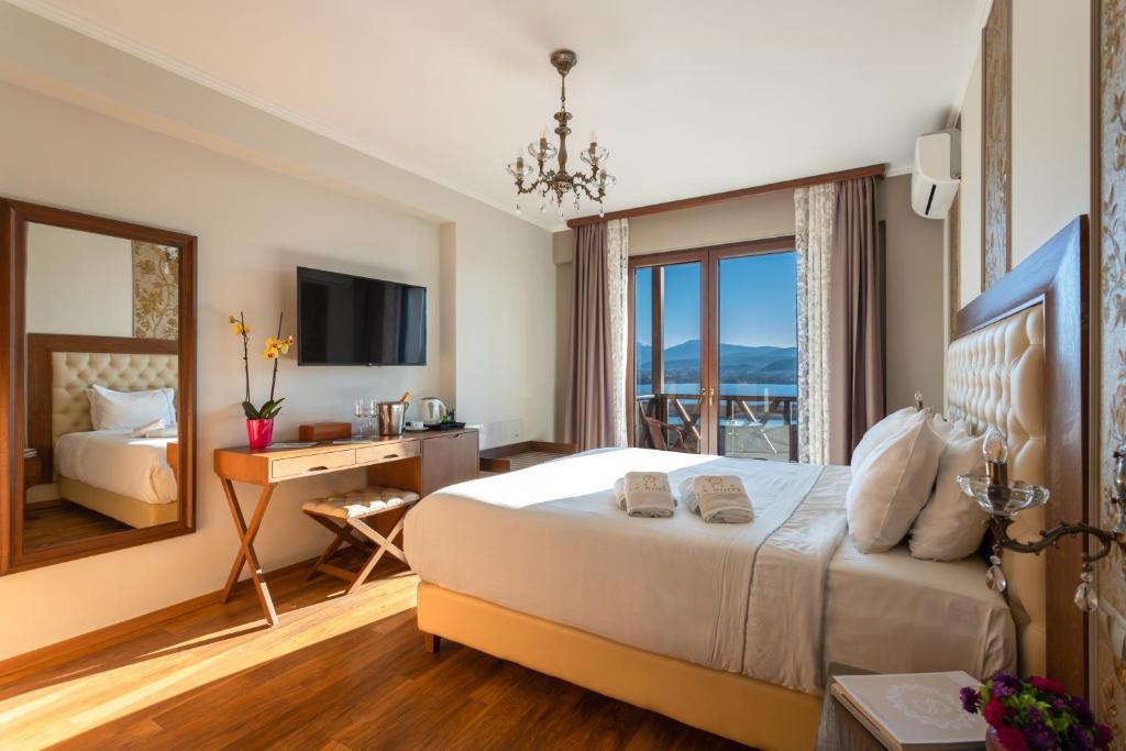 Televízia a/alebo spoločenská miestnosť v ubytovaní La Suite Boutique Hotel & Spa